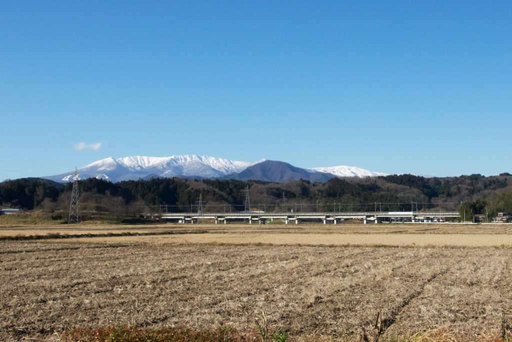 東北新幹線と蔵王連峰