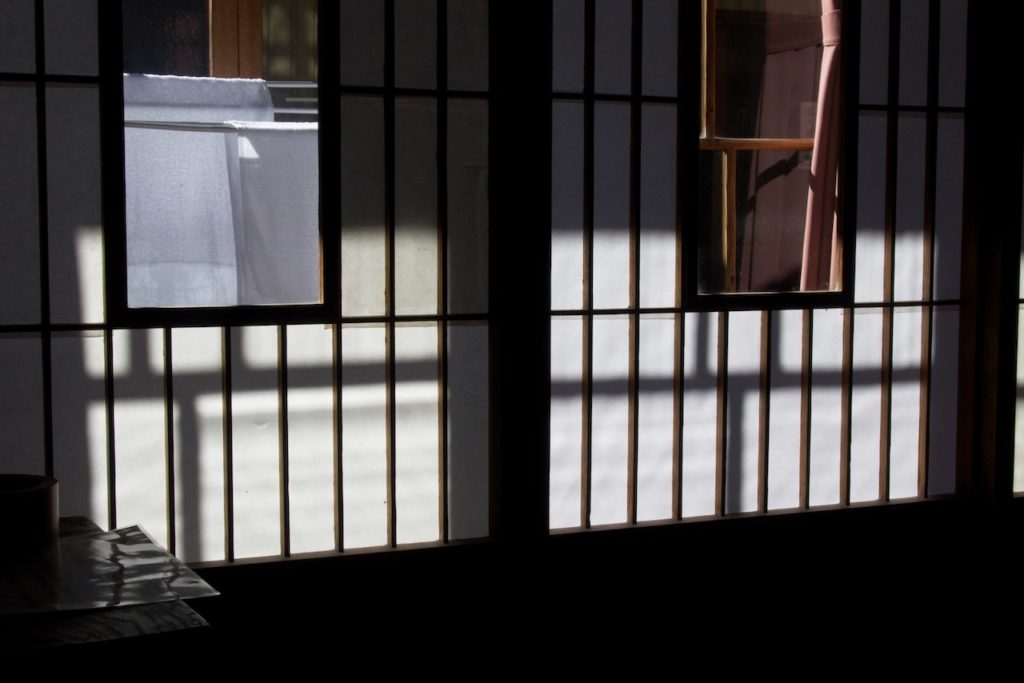 鎌倉温泉・部屋から廊下を見る